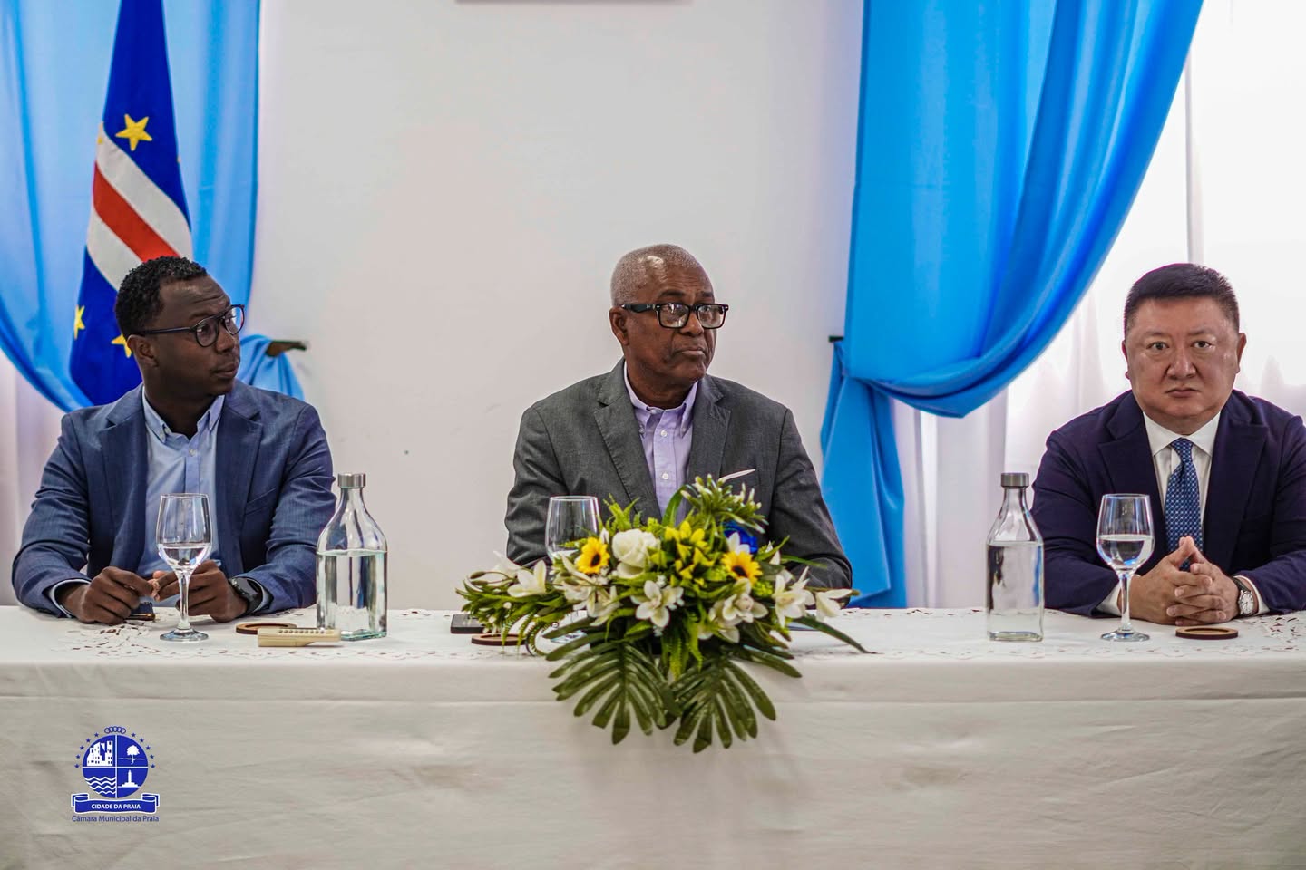 Delegação de Shenzhen em reunião com a Câmara Municipal da Praia para parceria municipal Praia Shenzhen Cabo Verde