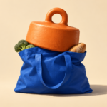 Um saco de compras azul suporta o peso de uma peça laranja que representa a pressão dos custos sobre o orçamento familiar.