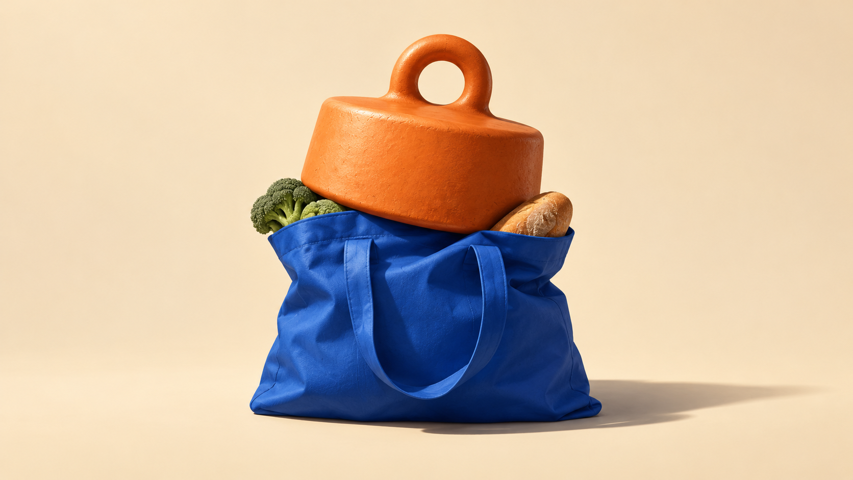 Um saco de compras azul suporta o peso de uma peça laranja que representa a pressão dos custos sobre o orçamento familiar.
